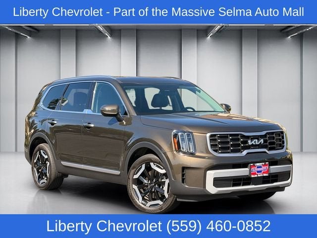 2024 Kia Telluride S in Green — front three-quarter view