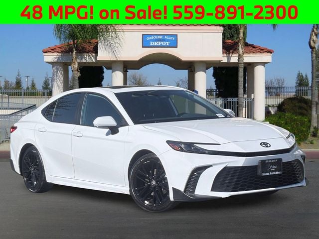 2025 Toyota Camry SE in Ice Cap — front three-quarter view